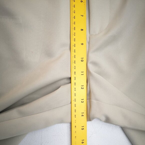 Izod Golf Men's Size 38 Cream Zipper & Button Closure Straight Fit Shorts - Picture 10 of 13